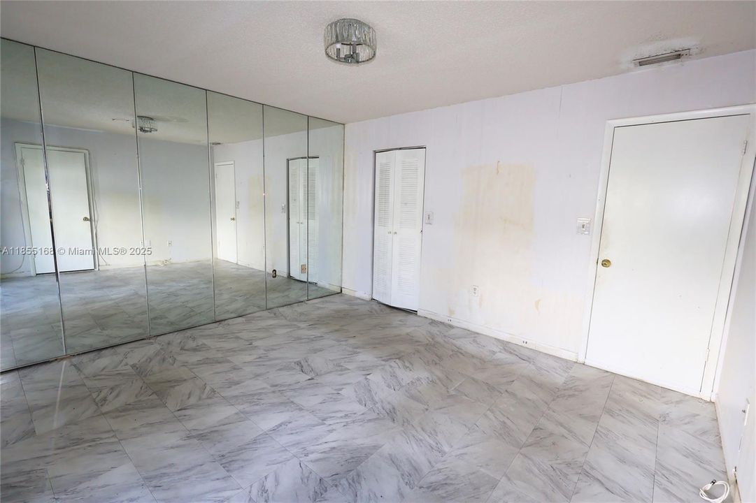 Active With Contract: $218,000 (2 beds, 2 baths, 1009 Square Feet)