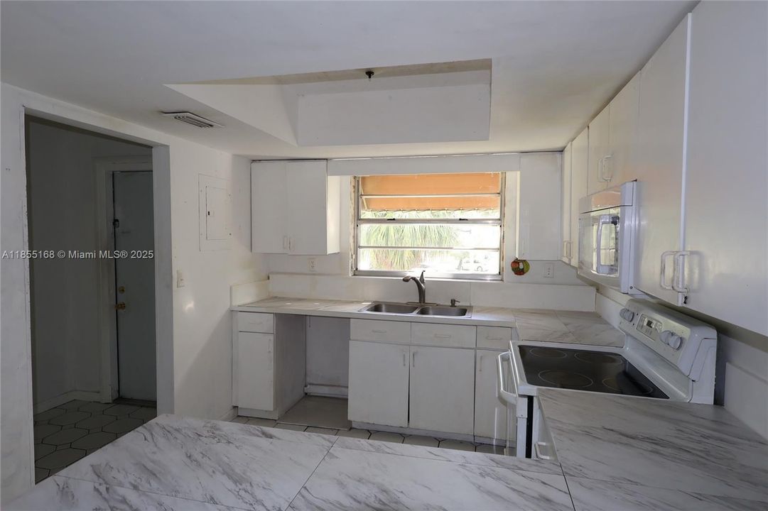 Active With Contract: $218,000 (2 beds, 2 baths, 1009 Square Feet)