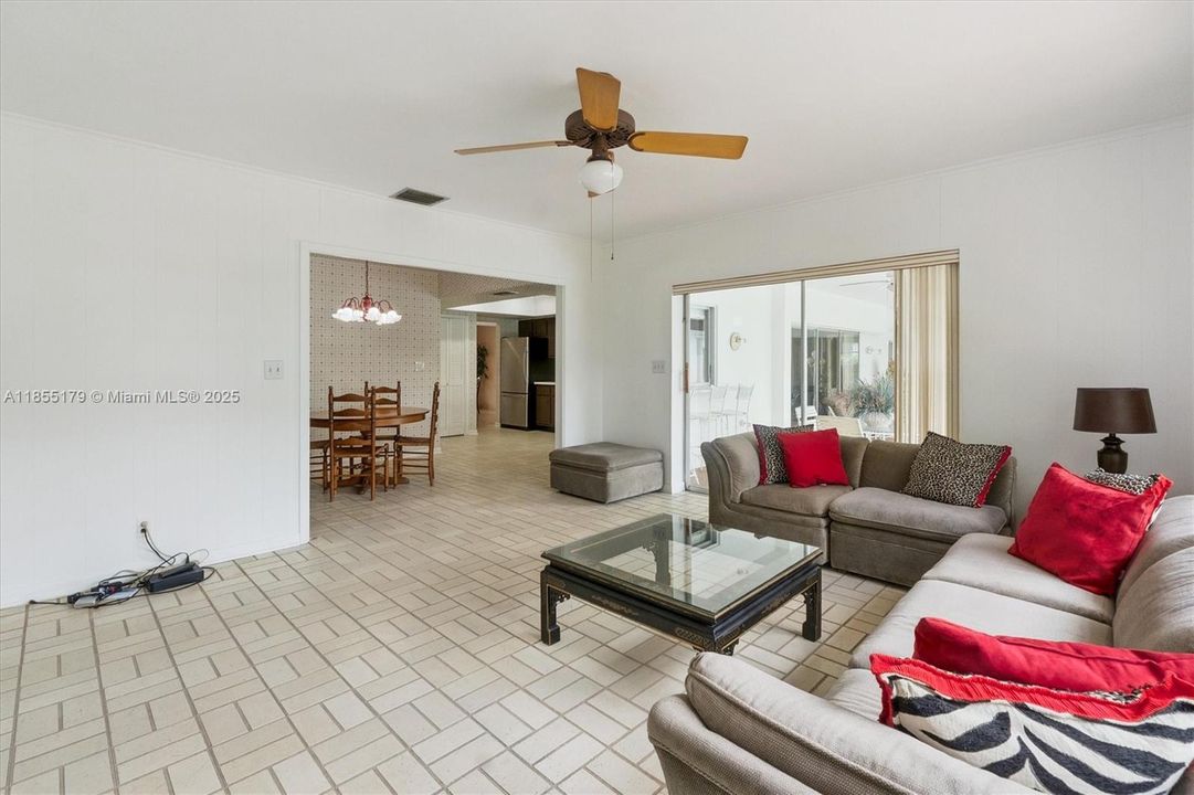 Vendido Recientemente: $729,000 (4 camas, 3 baños, 2500 Pies cuadrados)