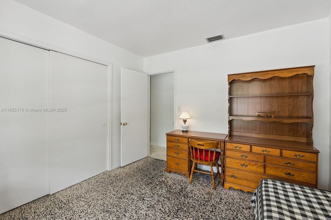 Vendido Recientemente: $729,000 (4 camas, 3 baños, 2500 Pies cuadrados)