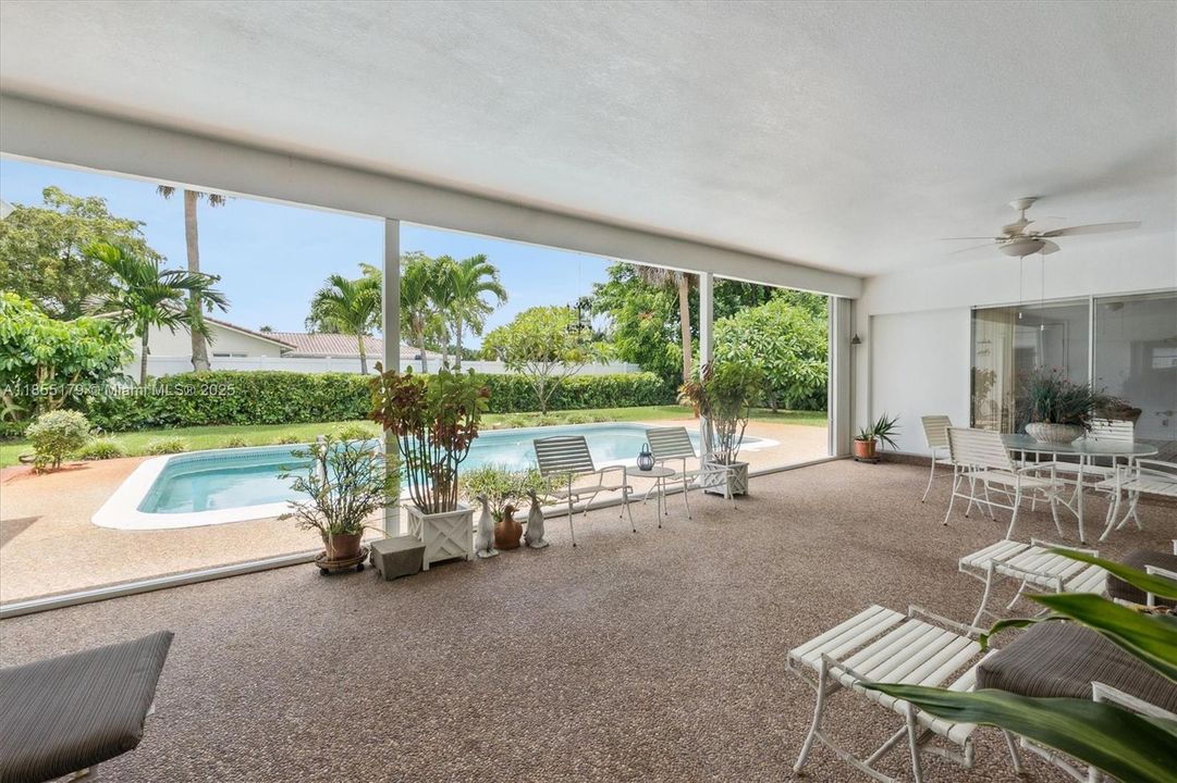 Vendido Recientemente: $729,000 (4 camas, 3 baños, 2500 Pies cuadrados)