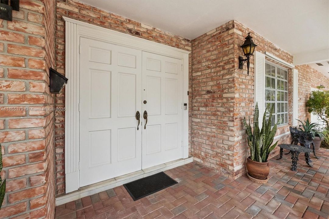 Vendido Recientemente: $729,000 (4 camas, 3 baños, 2500 Pies cuadrados)