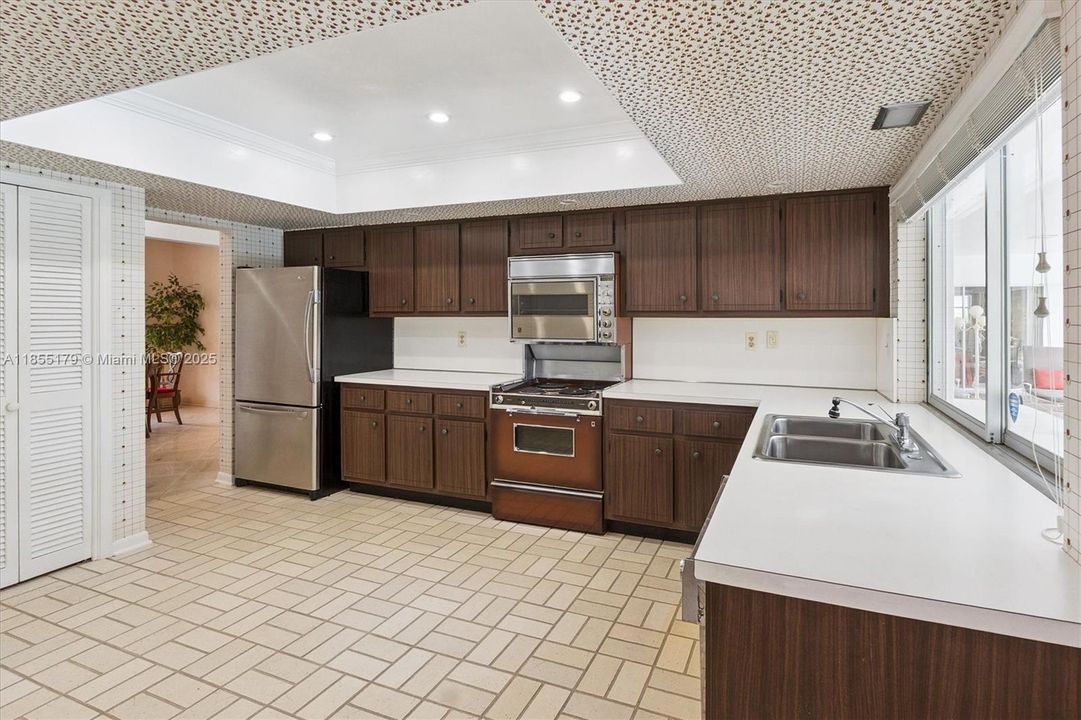 Vendido Recientemente: $729,000 (4 camas, 3 baños, 2500 Pies cuadrados)