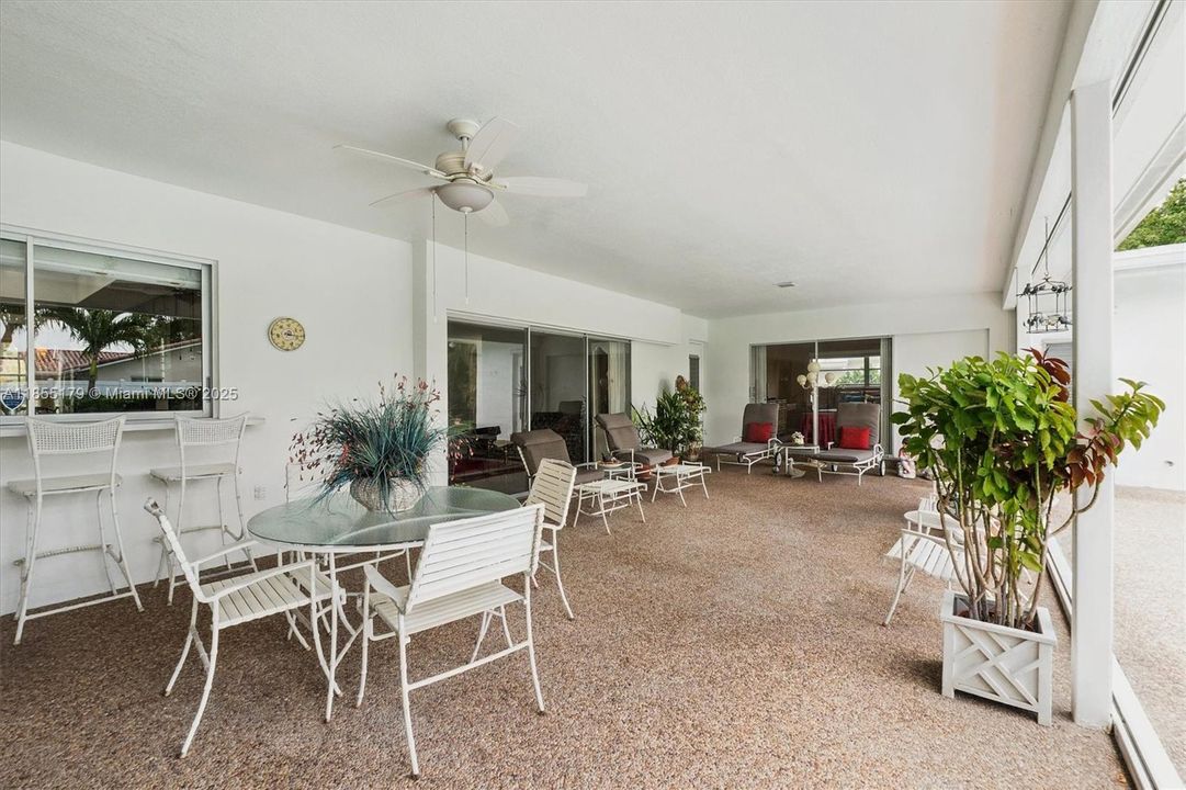 Vendido Recientemente: $729,000 (4 camas, 3 baños, 2500 Pies cuadrados)