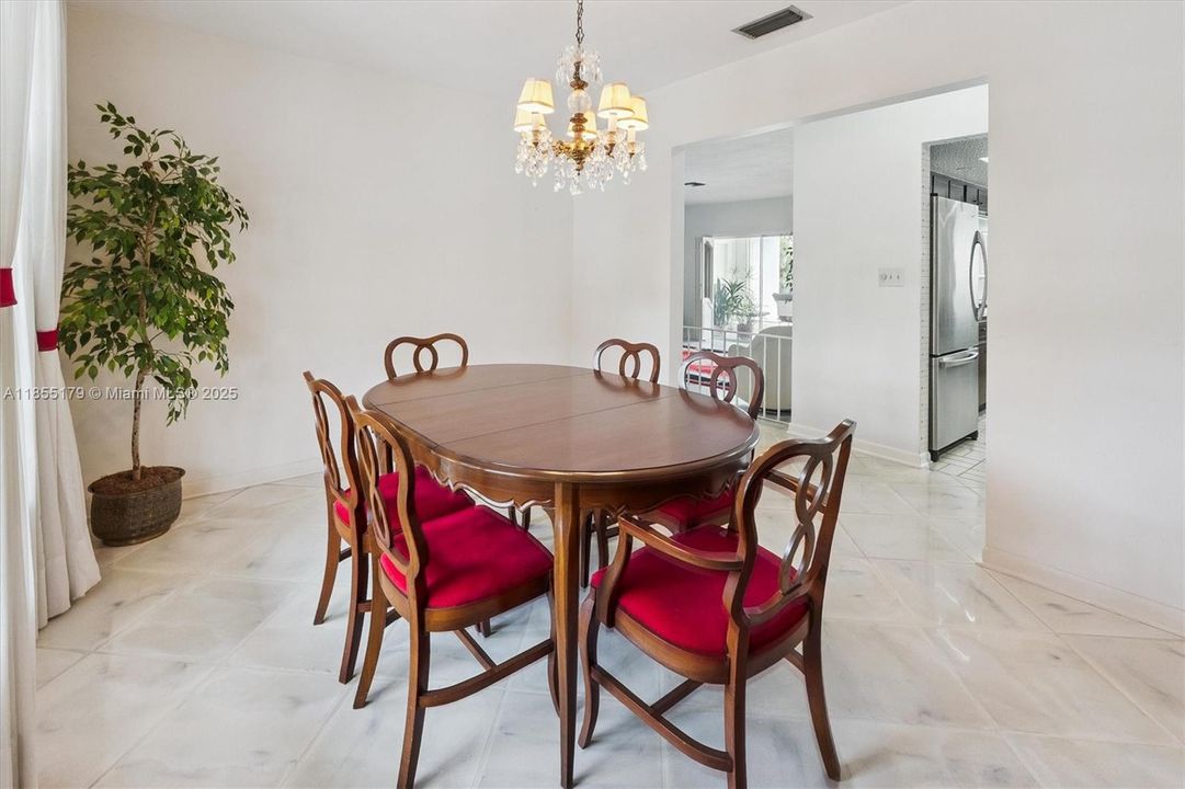 Vendido Recientemente: $729,000 (4 camas, 3 baños, 2500 Pies cuadrados)