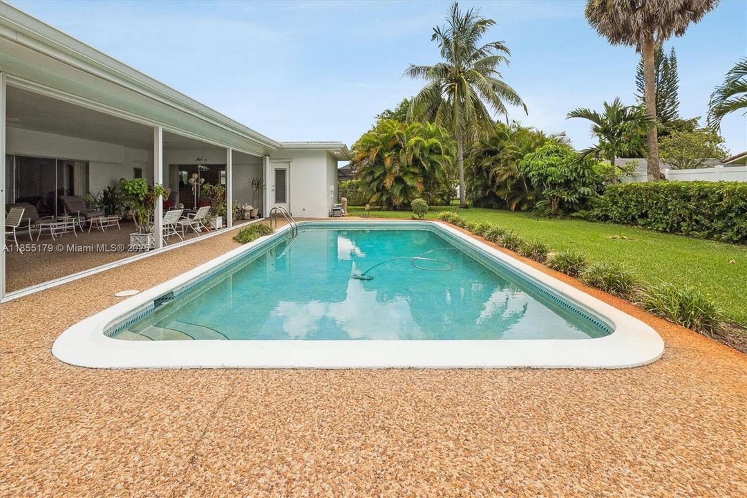 Vendido Recientemente: $729,000 (4 camas, 3 baños, 2500 Pies cuadrados)