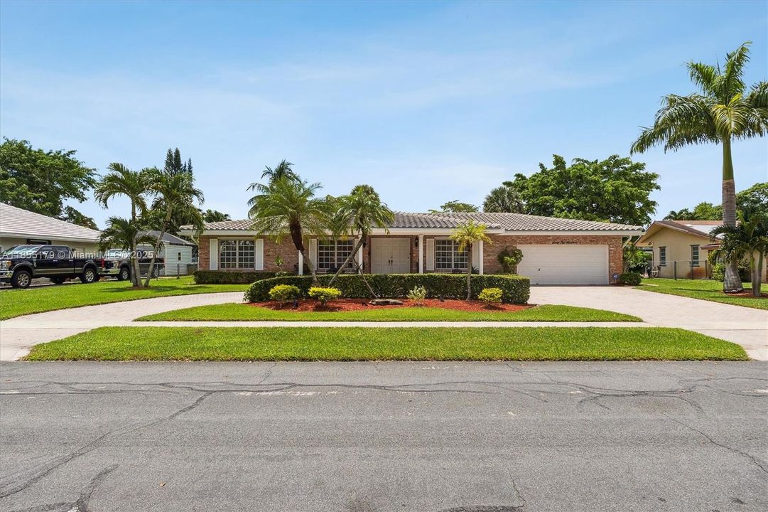 Vendido Recientemente: $729,000 (4 camas, 3 baños, 2500 Pies cuadrados)