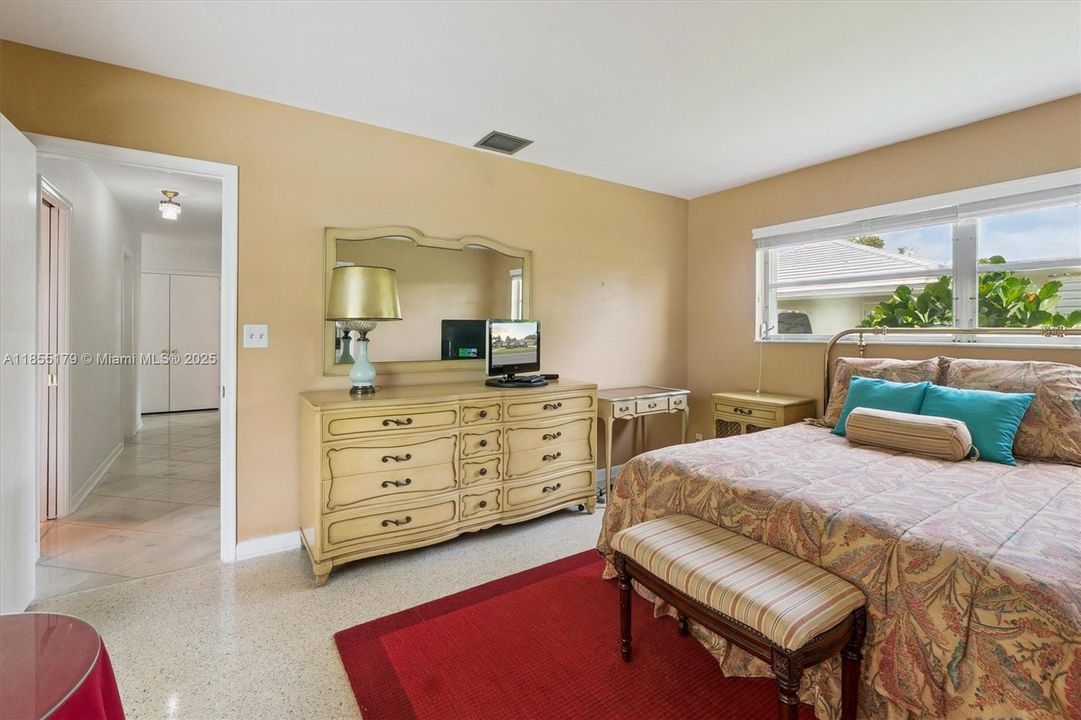 Vendido Recientemente: $729,000 (4 camas, 3 baños, 2500 Pies cuadrados)