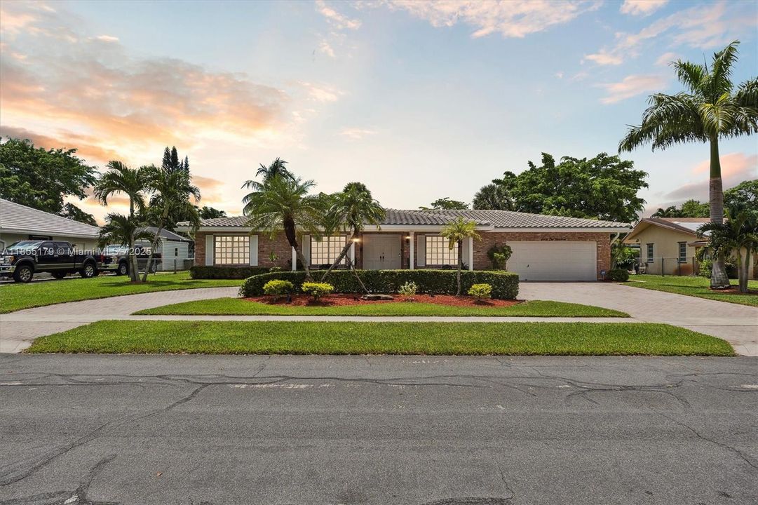 Vendido Recientemente: $729,000 (4 camas, 3 baños, 2500 Pies cuadrados)