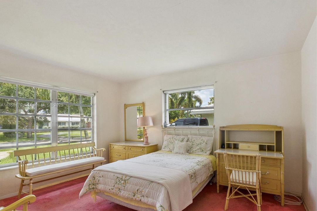 Vendido Recientemente: $729,000 (4 camas, 3 baños, 2500 Pies cuadrados)