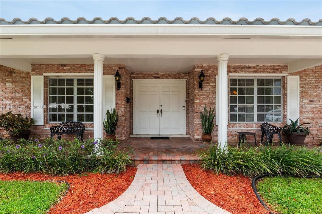 Vendido Recientemente: $729,000 (4 camas, 3 baños, 2500 Pies cuadrados)