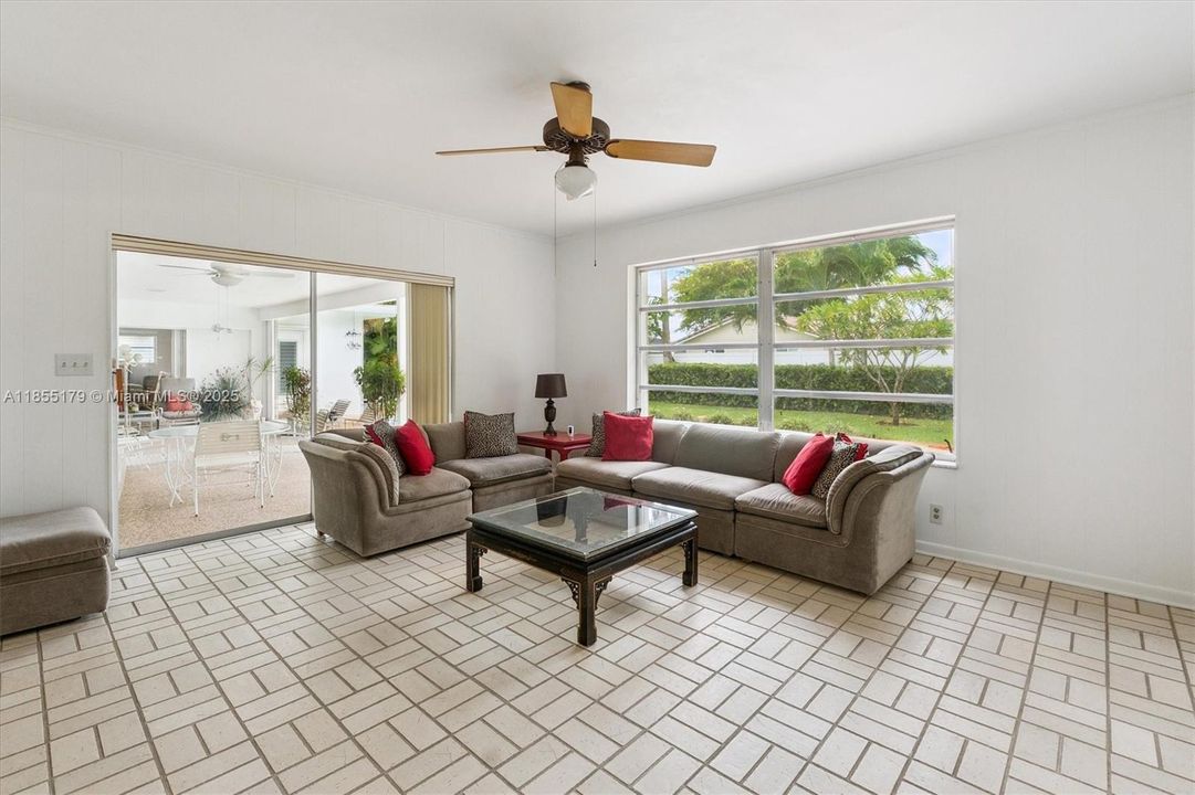 Vendido Recientemente: $729,000 (4 camas, 3 baños, 2500 Pies cuadrados)