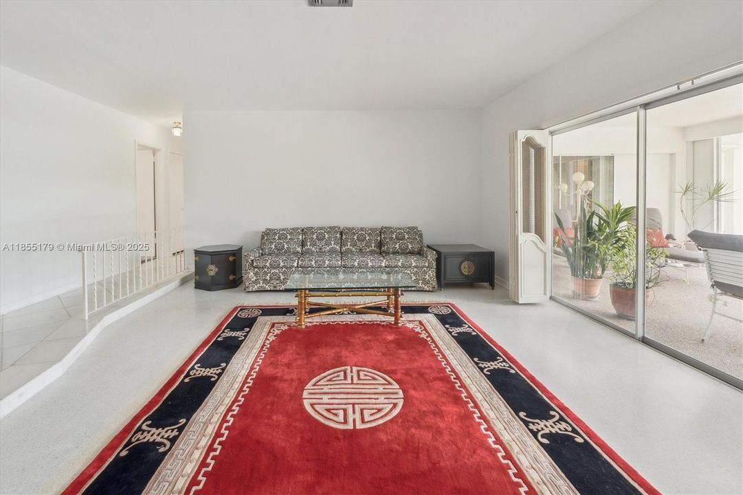 Vendido Recientemente: $729,000 (4 camas, 3 baños, 2500 Pies cuadrados)