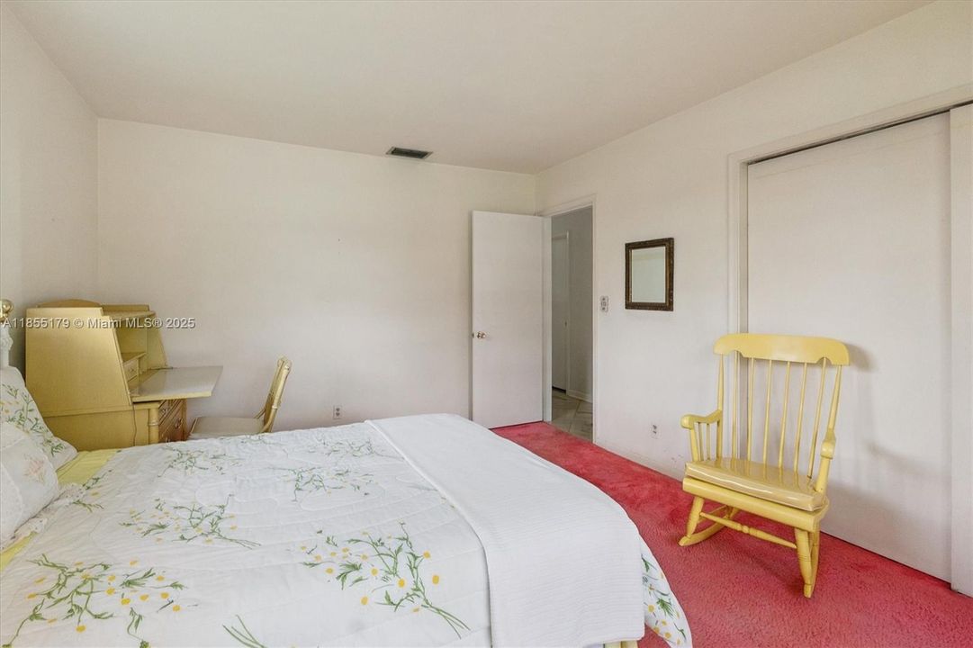 Vendido Recientemente: $729,000 (4 camas, 3 baños, 2500 Pies cuadrados)