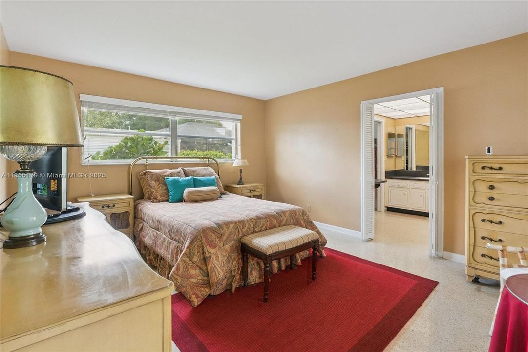 Vendido Recientemente: $729,000 (4 camas, 3 baños, 2500 Pies cuadrados)