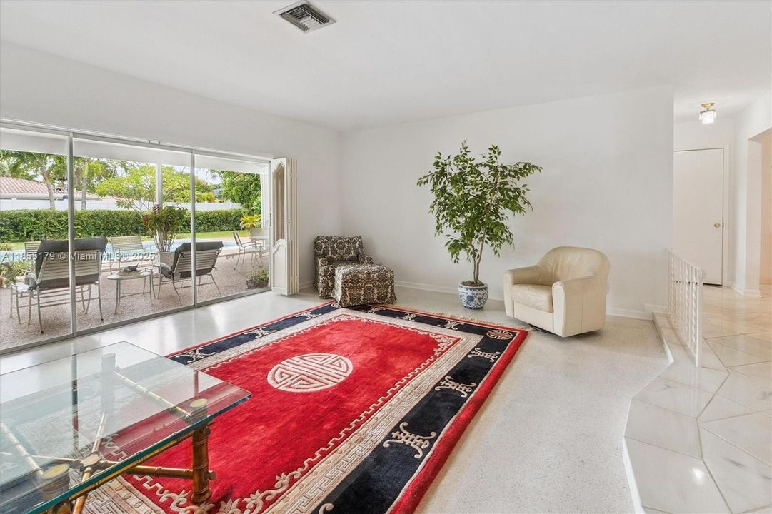 Vendido Recientemente: $729,000 (4 camas, 3 baños, 2500 Pies cuadrados)