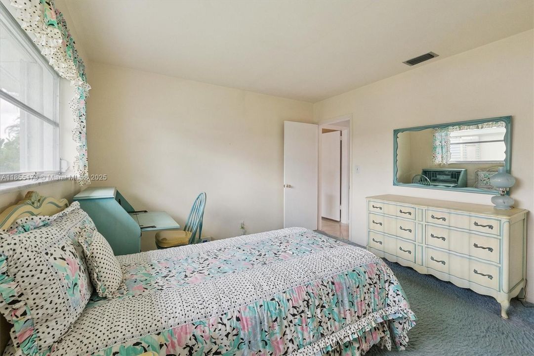 Vendido Recientemente: $729,000 (4 camas, 3 baños, 2500 Pies cuadrados)