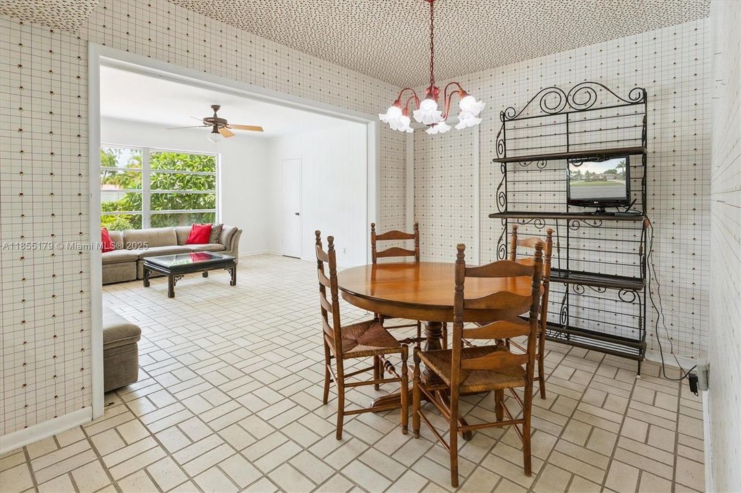 Vendido Recientemente: $729,000 (4 camas, 3 baños, 2500 Pies cuadrados)