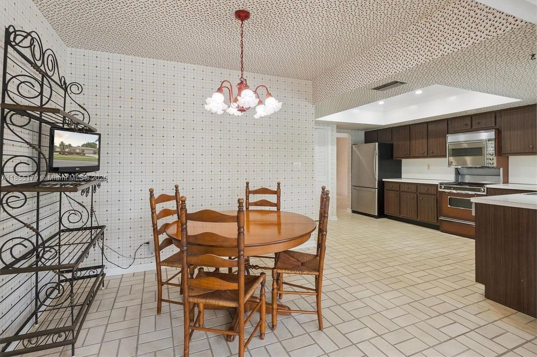 Vendido Recientemente: $729,000 (4 camas, 3 baños, 2500 Pies cuadrados)