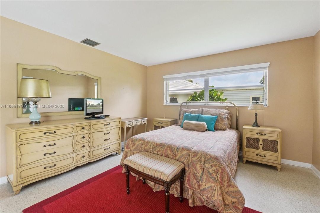 Vendido Recientemente: $729,000 (4 camas, 3 baños, 2500 Pies cuadrados)