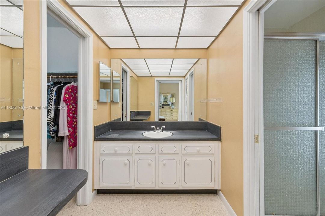 Vendido Recientemente: $729,000 (4 camas, 3 baños, 2500 Pies cuadrados)