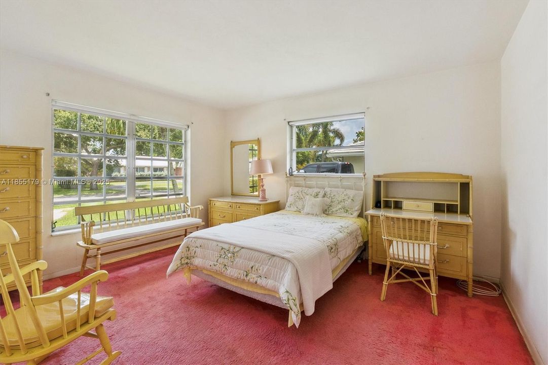 Vendido Recientemente: $729,000 (4 camas, 3 baños, 2500 Pies cuadrados)