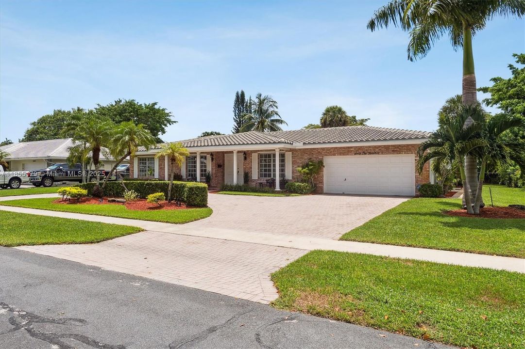 Vendido Recientemente: $729,000 (4 camas, 3 baños, 2500 Pies cuadrados)