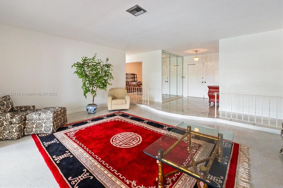 Vendido Recientemente: $729,000 (4 camas, 3 baños, 2500 Pies cuadrados)