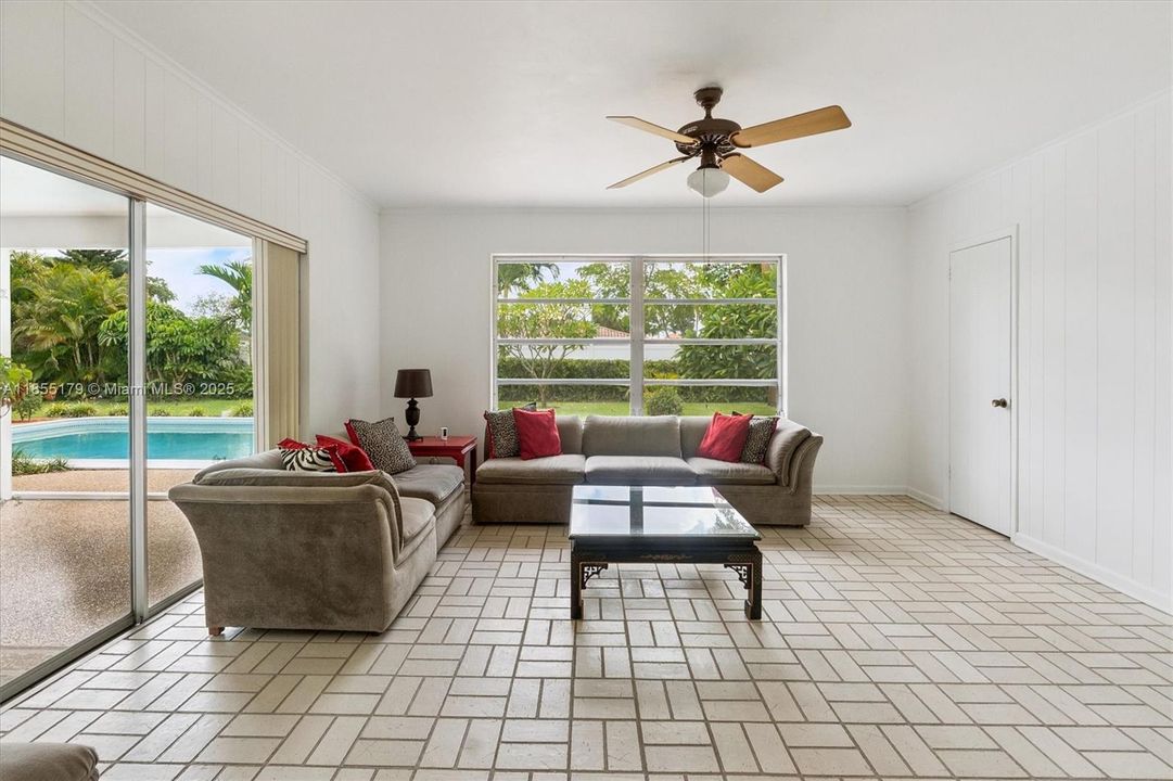 Vendido Recientemente: $729,000 (4 camas, 3 baños, 2500 Pies cuadrados)