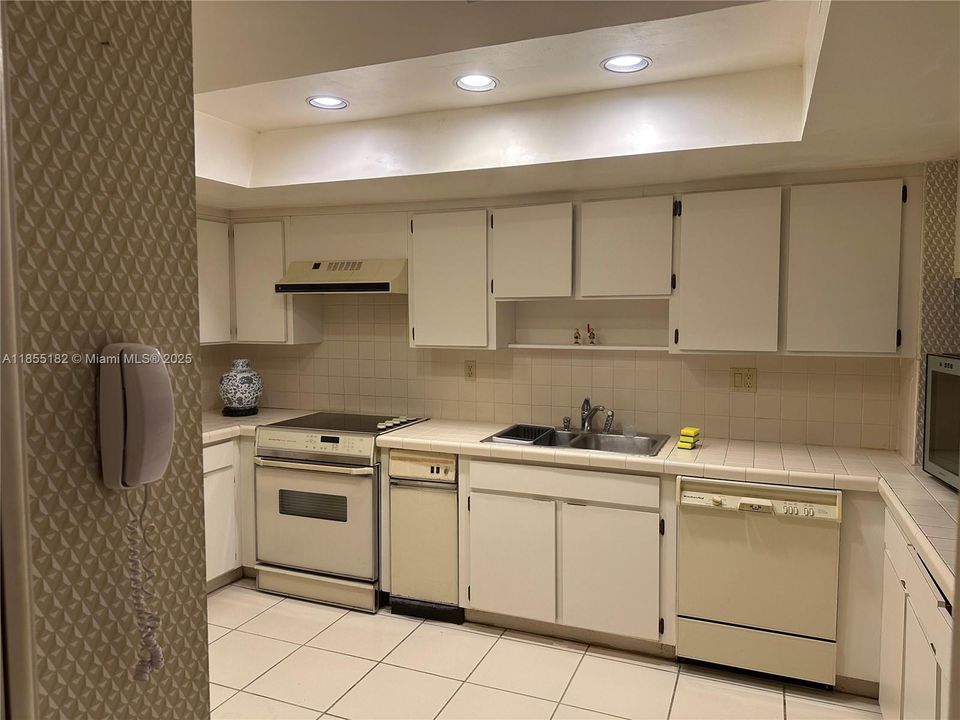 Recently Sold: $649,900 (3 beds, 3 baths, 2200 Square Feet)