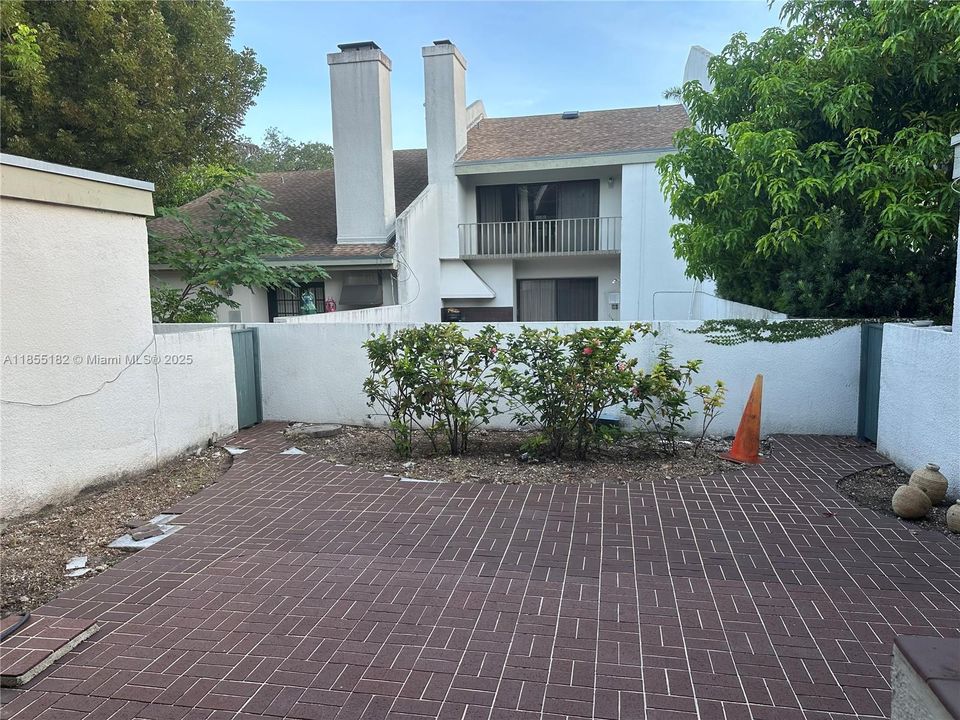 Recently Sold: $649,900 (3 beds, 3 baths, 2200 Square Feet)