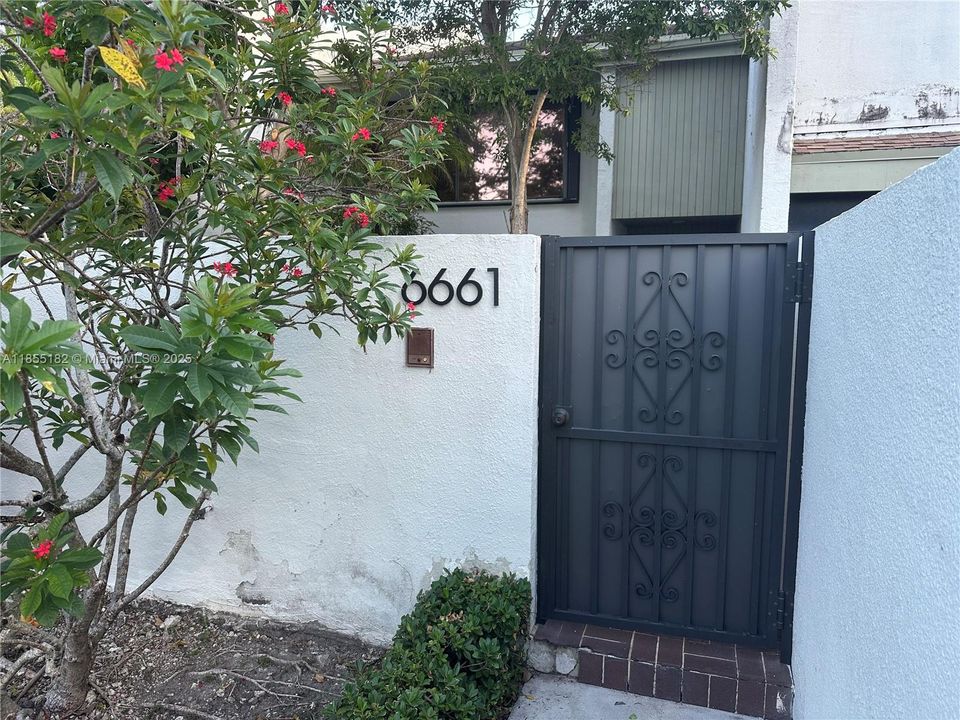 Recently Sold: $649,900 (3 beds, 3 baths, 2200 Square Feet)