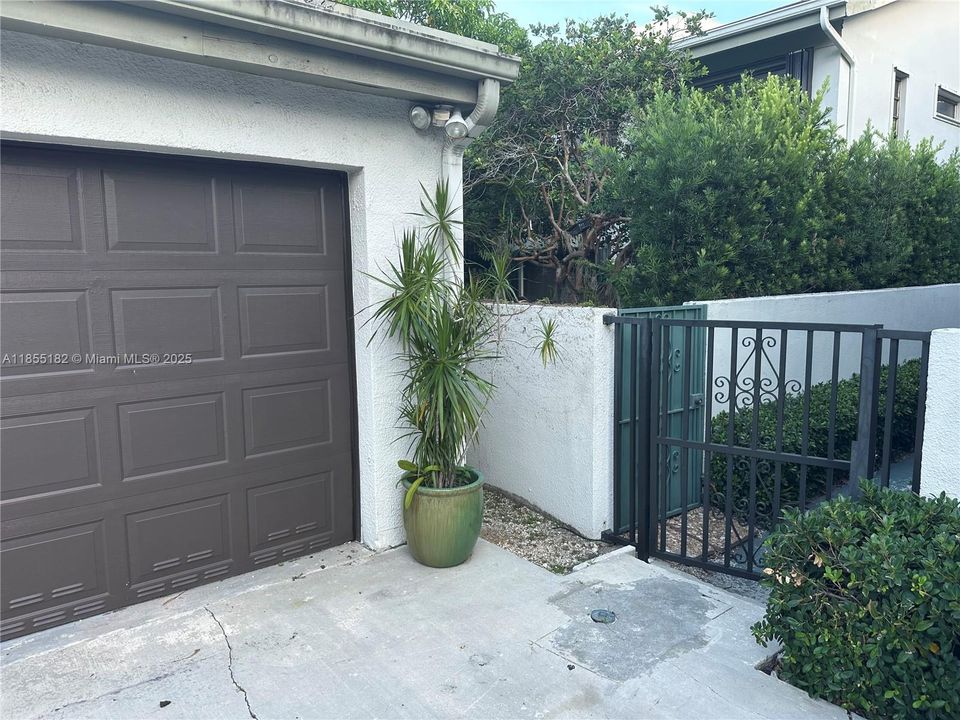 Recently Sold: $649,900 (3 beds, 3 baths, 2200 Square Feet)