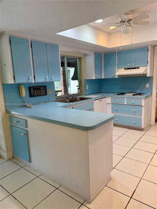 Recently Sold: $1,399,000 (4 beds, 2 baths, 2608 Square Feet)