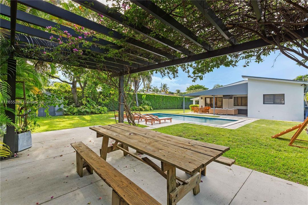 Vendido Recientemente: $1,748,000 (4 camas, 2 baños, 1874 Pies cuadrados)