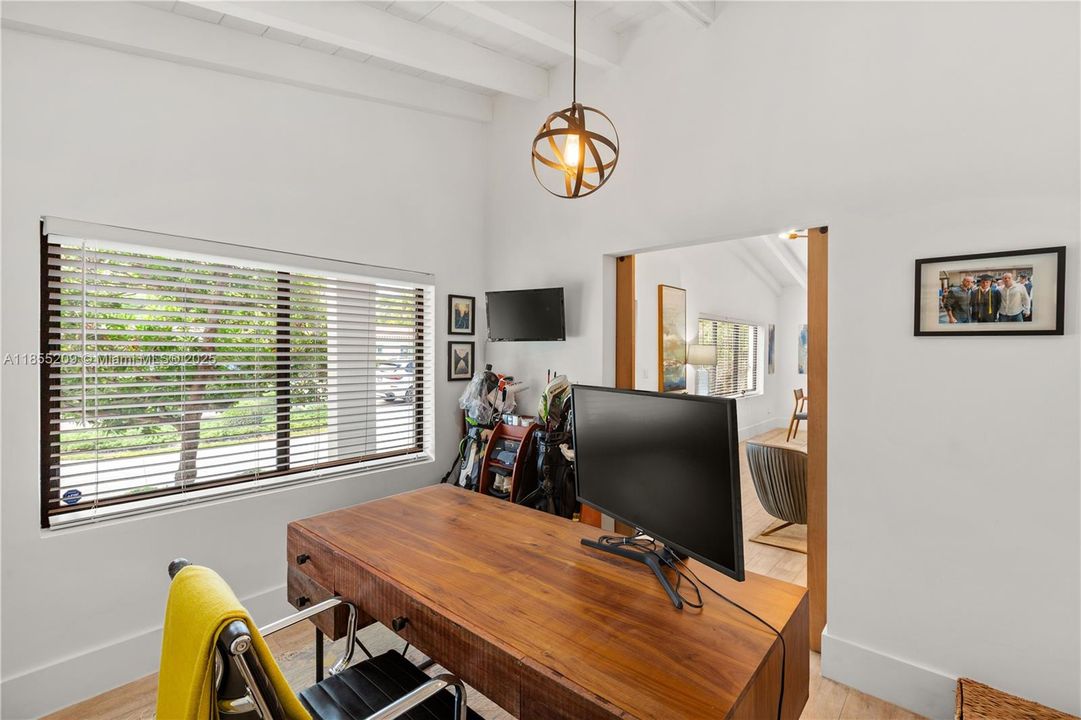 Vendido Recientemente: $1,748,000 (4 camas, 2 baños, 1874 Pies cuadrados)