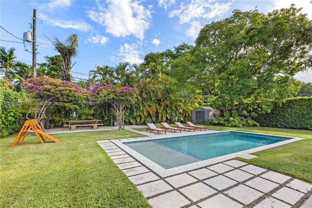 Vendido Recientemente: $1,748,000 (4 camas, 2 baños, 1874 Pies cuadrados)