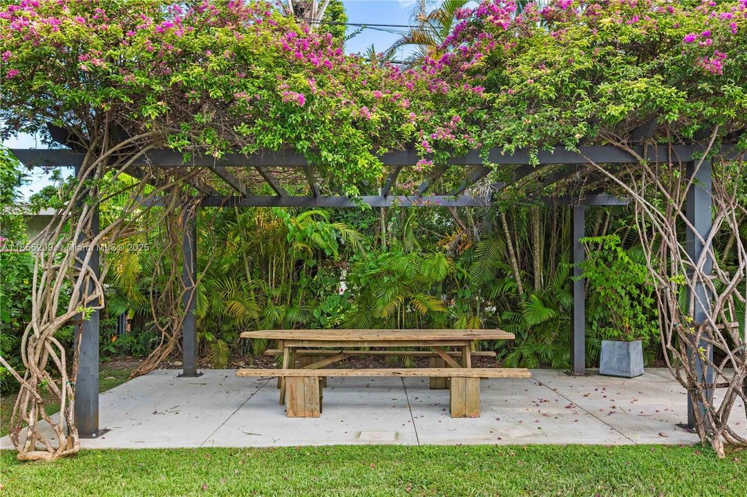 Vendido Recientemente: $1,748,000 (4 camas, 2 baños, 1874 Pies cuadrados)