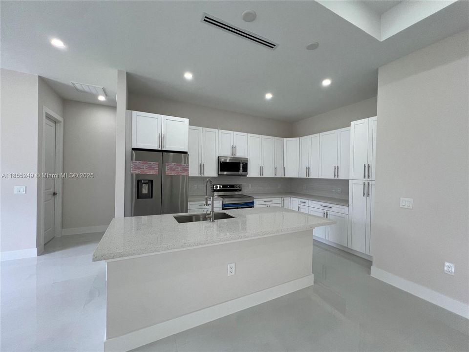 Недавно продано: $519,999 (4 спален, 2 ванн, 1608 Квадратных фут)