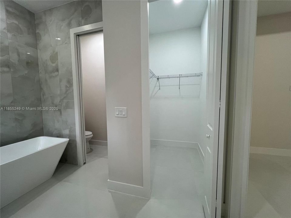 Недавно продано: $519,999 (4 спален, 2 ванн, 1608 Квадратных фут)