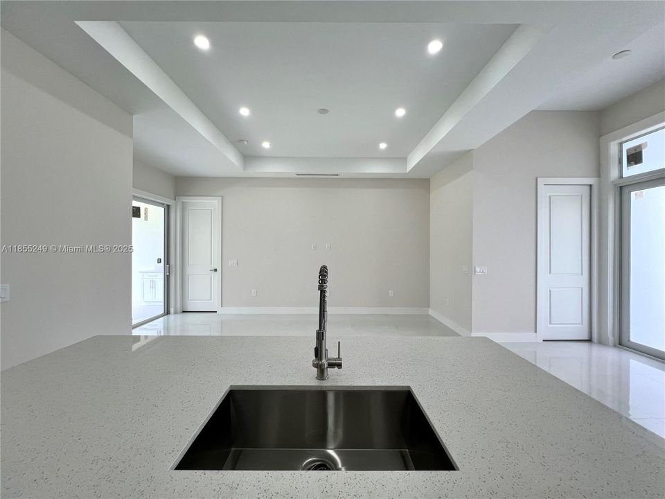 Недавно продано: $519,999 (4 спален, 2 ванн, 1608 Квадратных фут)