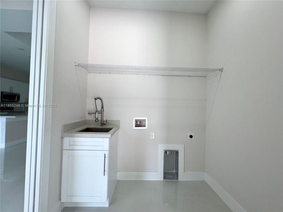 Недавно продано: $519,999 (4 спален, 2 ванн, 1608 Квадратных фут)