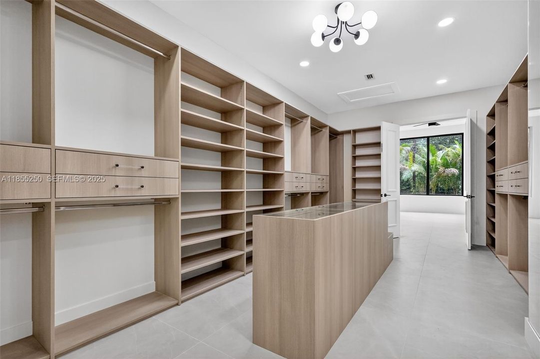 For Sale: $3,399,000 (5 beds, 6 baths, 5071 Square Feet)