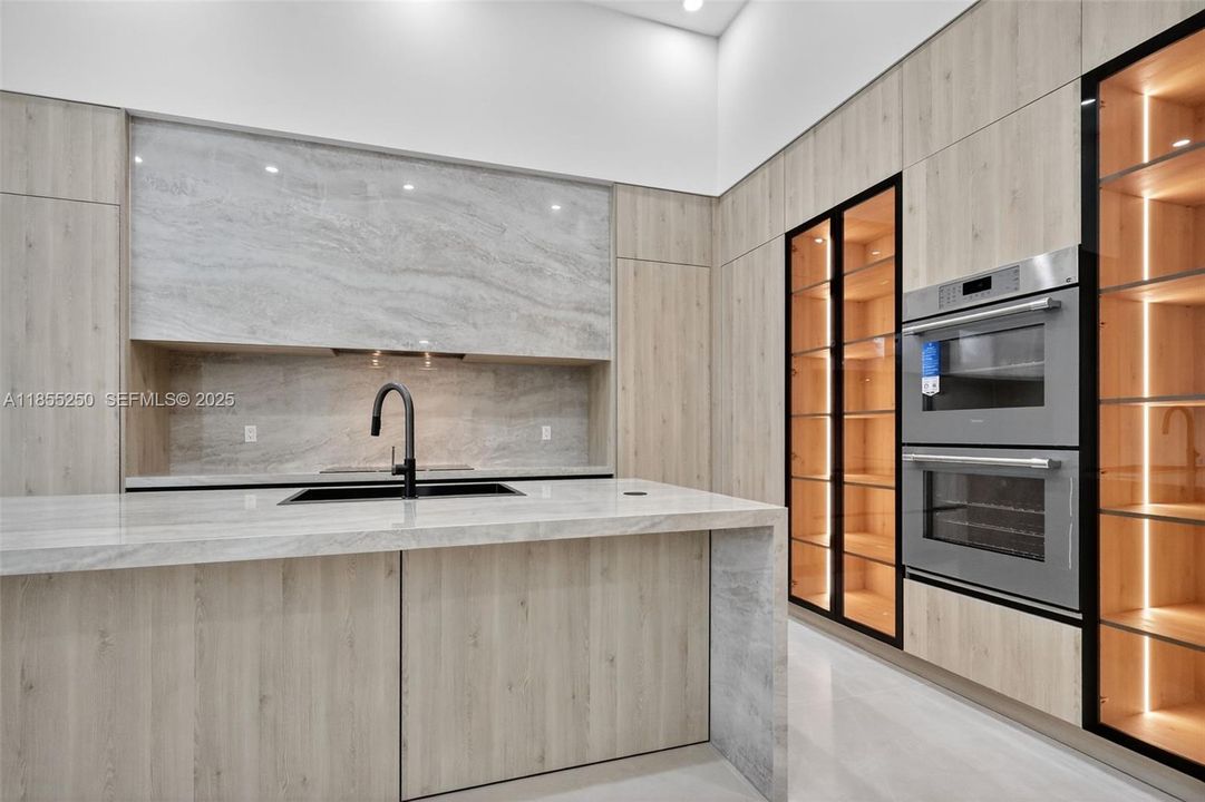 For Sale: $3,399,000 (5 beds, 6 baths, 5071 Square Feet)