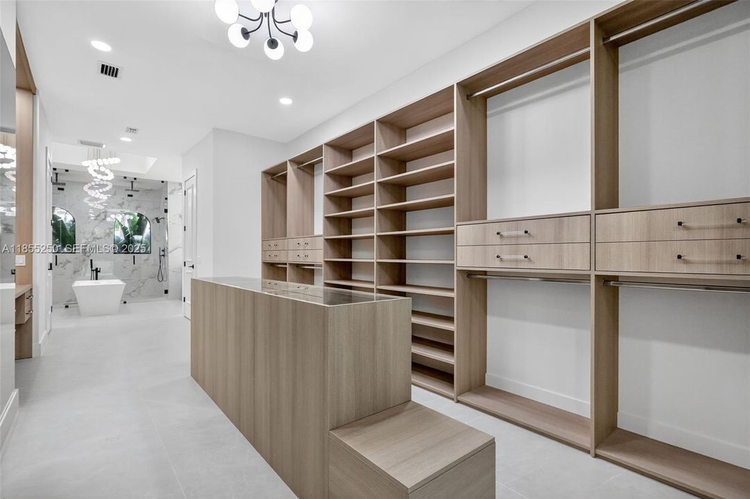 For Sale: $3,399,000 (5 beds, 6 baths, 5071 Square Feet)