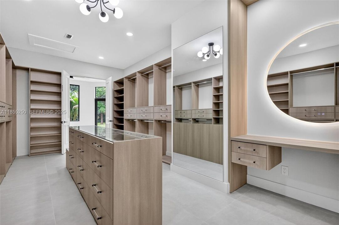 For Sale: $3,399,000 (5 beds, 6 baths, 5071 Square Feet)