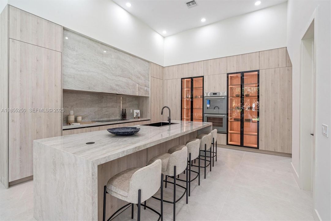 For Sale: $3,399,000 (5 beds, 6 baths, 5071 Square Feet)