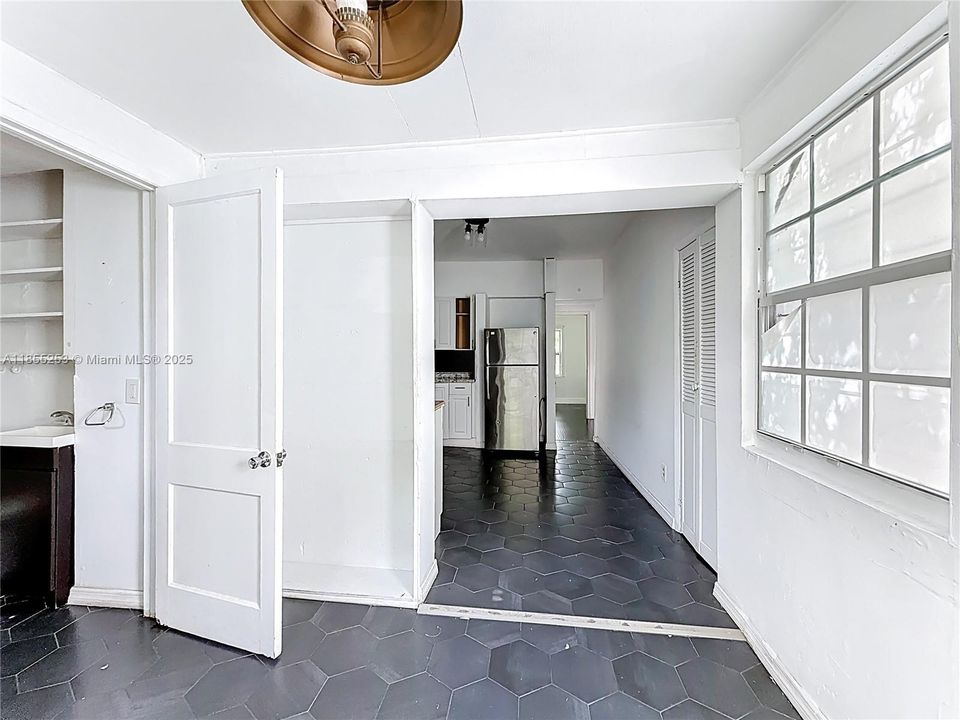 En Venta: $724,900 (6 camas, 2 baños, 2696 Pies cuadrados)