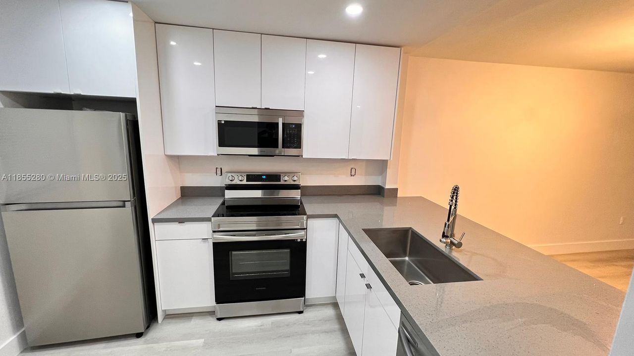 Vendido Recientemente: $169,800 (2 camas, 2 baños, 800 Pies cuadrados)