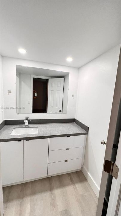 Vendido Recientemente: $169,800 (2 camas, 2 baños, 800 Pies cuadrados)